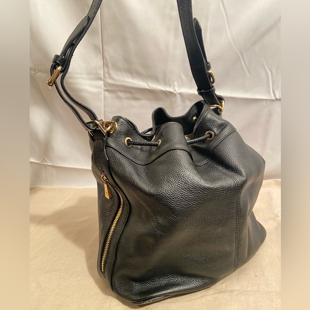Ora Delphine bucket bag - black pebbled leather